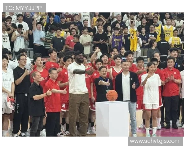 NBA赛场镜头捕捉球员小动作引争议引发球迷热议讨论