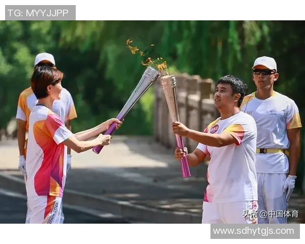 亚运会火炬接力盛大开启中国运动员担任首棒火炬手点燃全民热情