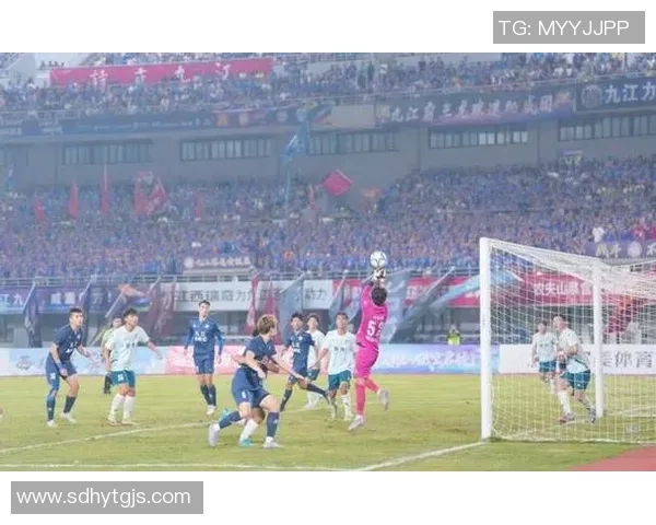 超级对决震撼登场 足球八卦风云再掀高潮精彩对抗成赛季最大亮点 超级对决震撼登场 足球八卦风云再掀高潮精彩对抗成赛季最大亮点