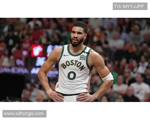 塔图姆如何通过战术调整掌控比赛节奏展现超级球星风采 塔图姆如何通过战术调整掌控比赛节奏展现超级球星风采